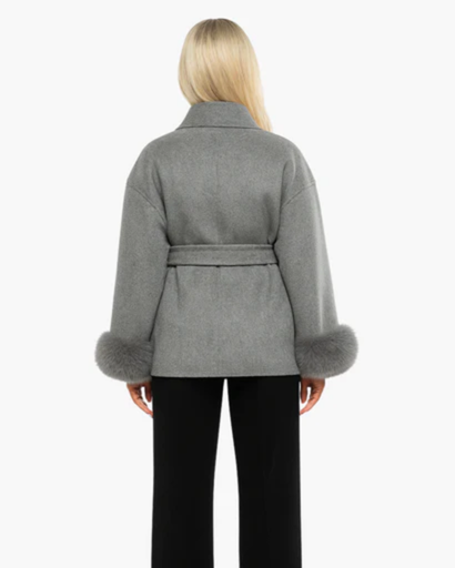 Elegant women's coat with belt – chic finished sleeves