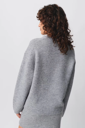 Women’s soft sweater – oversized fluffy knit fit