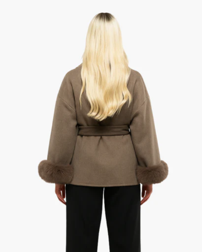 Elegant women's coat with belt – chic finished sleeves