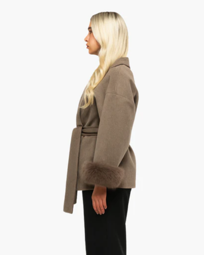 Elegant women's coat with belt – chic finished sleeves