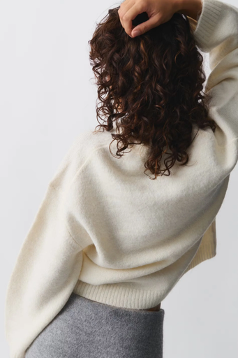 Women’s soft sweater – oversized fluffy knit fit