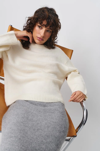 Women’s soft sweater – oversized fluffy knit fit
